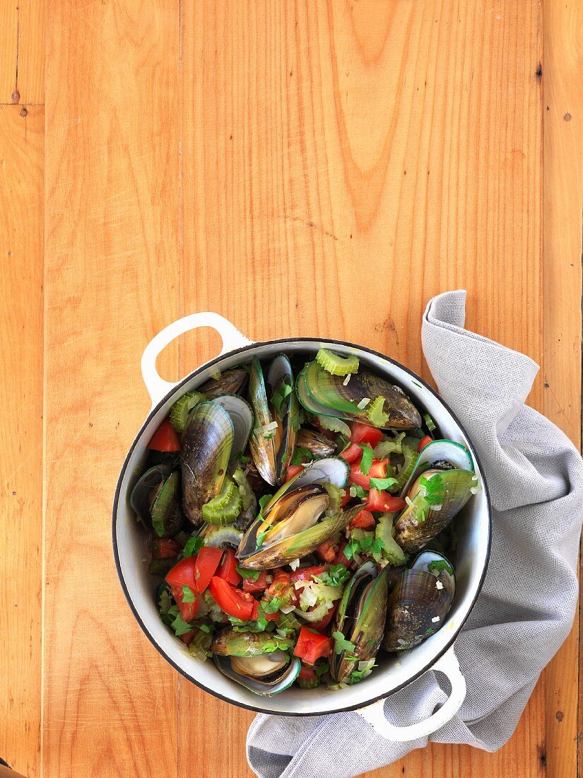 Mussels with celery (seen from above)