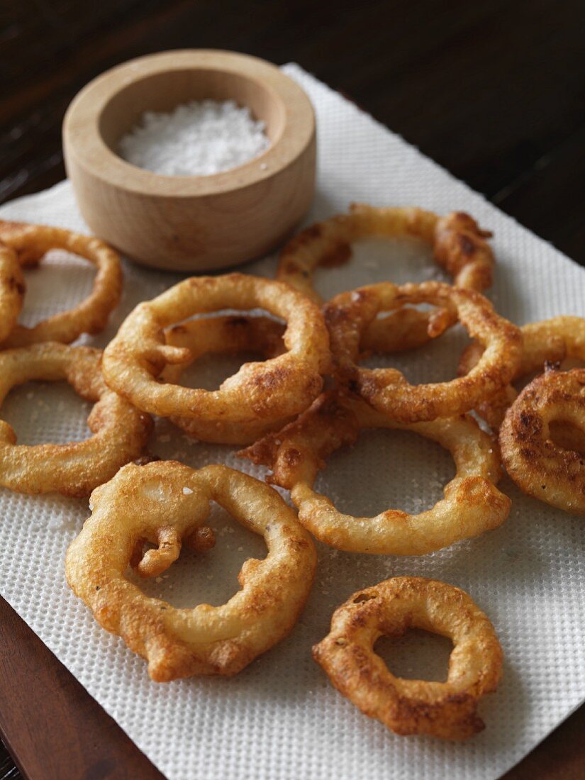 Fried onion rings with sea salt