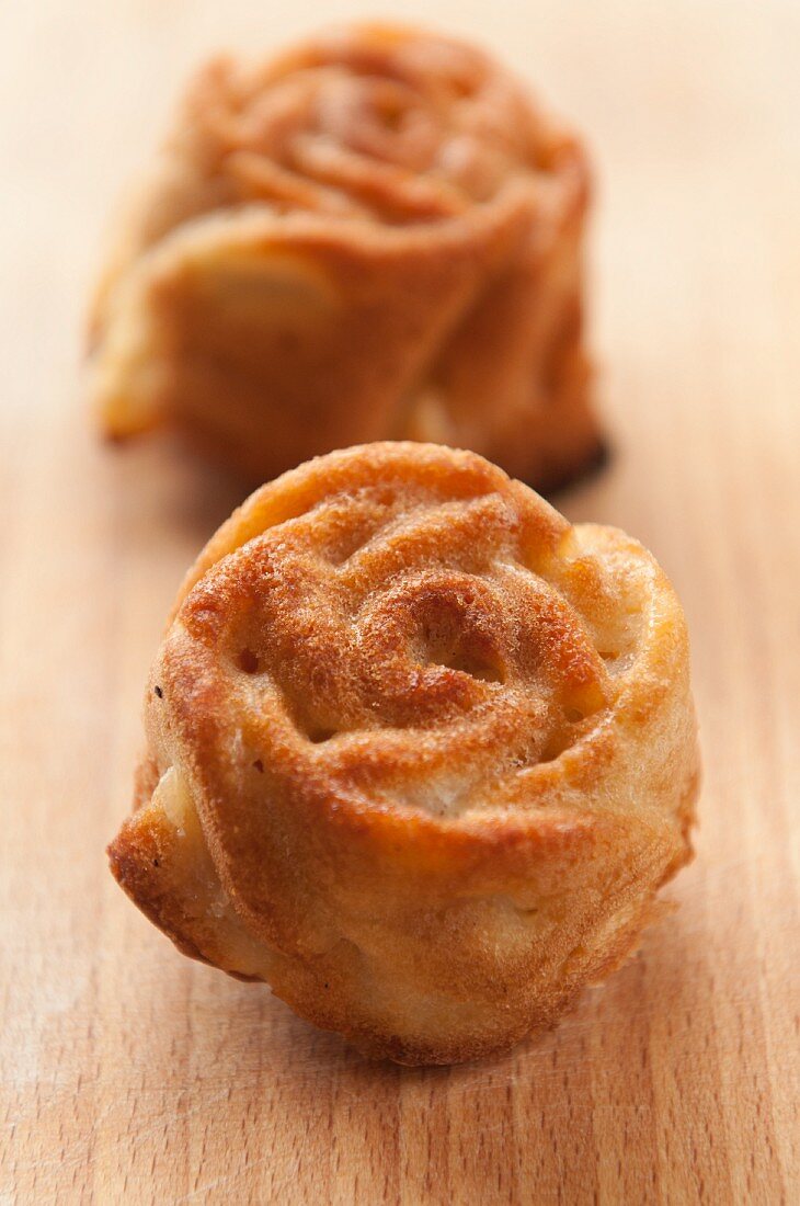 Mini rose cakes with cinnamon