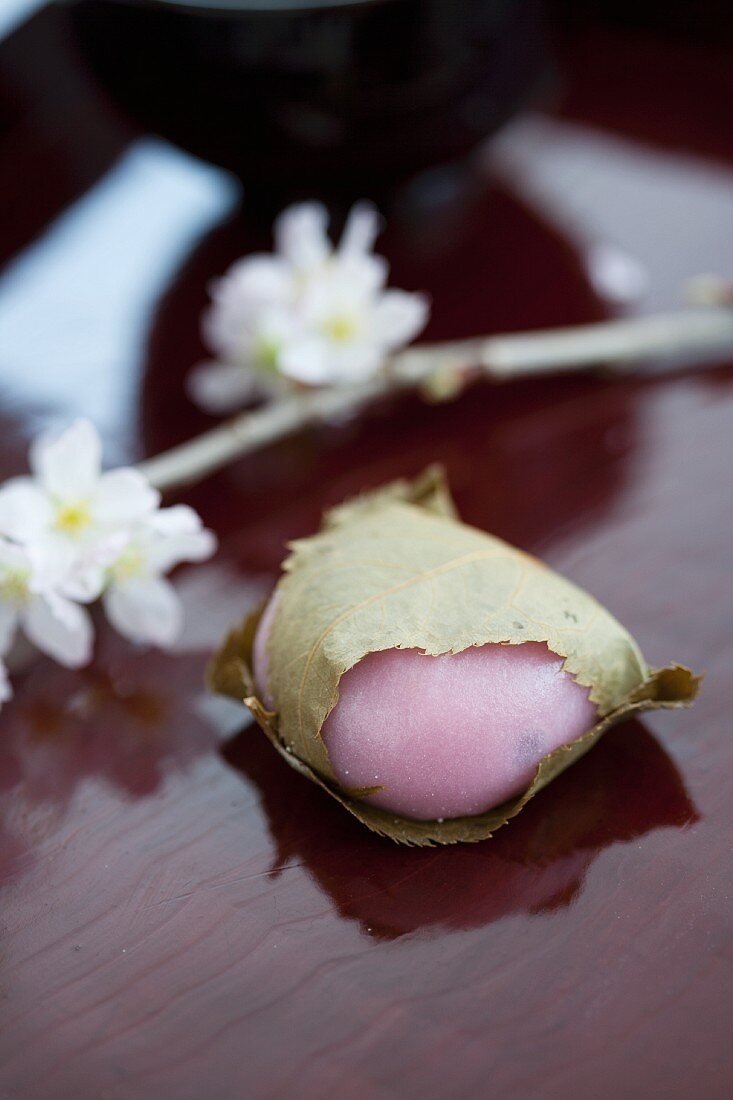 Mochi (Reiskuchen, Japan) mit Kirschblüten