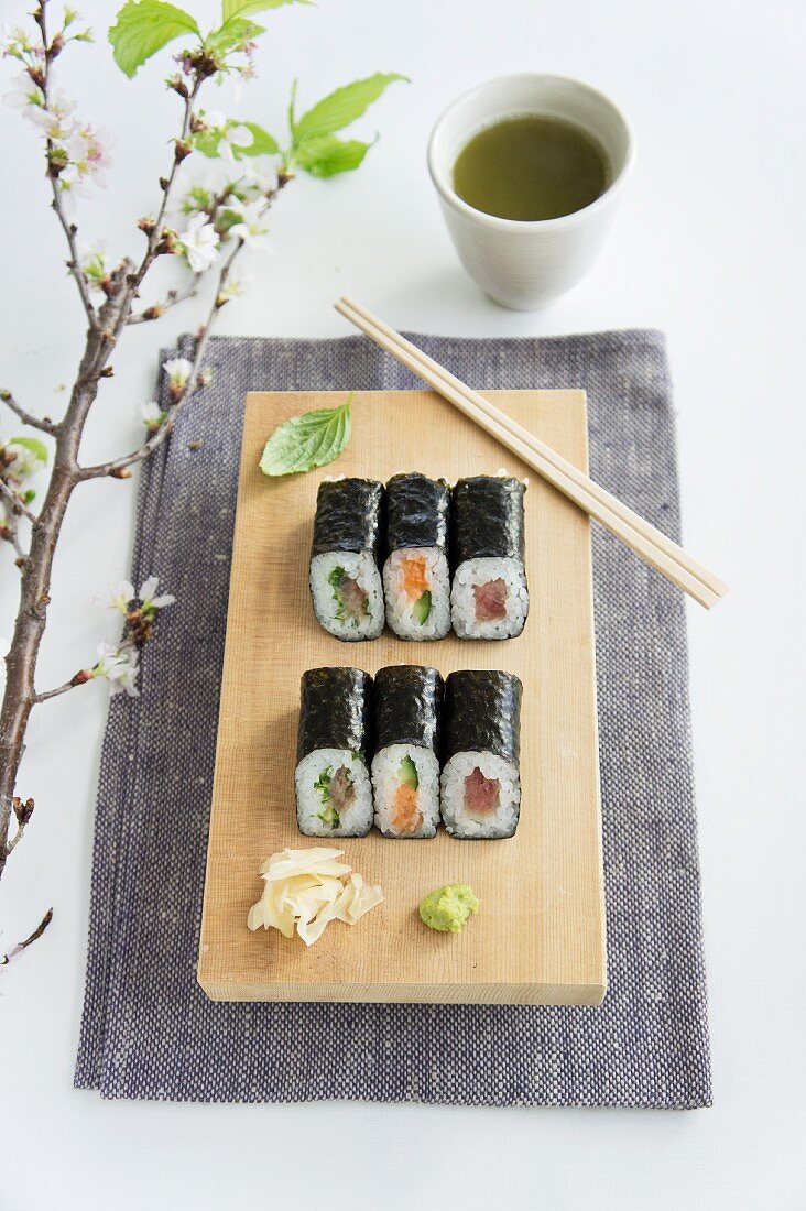 Verschiedene Maki-Sushi und Matchatee