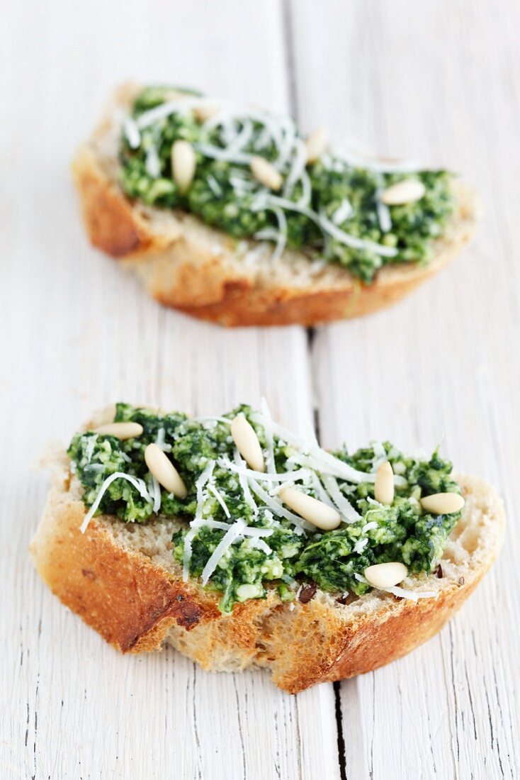 Ciabatta mit Rucolapesto, Pinienkernen und Parmesan