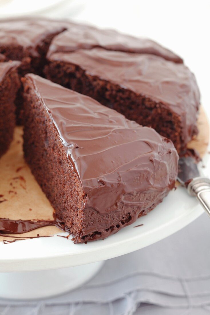 Chocolate cake with glaze (close-up)