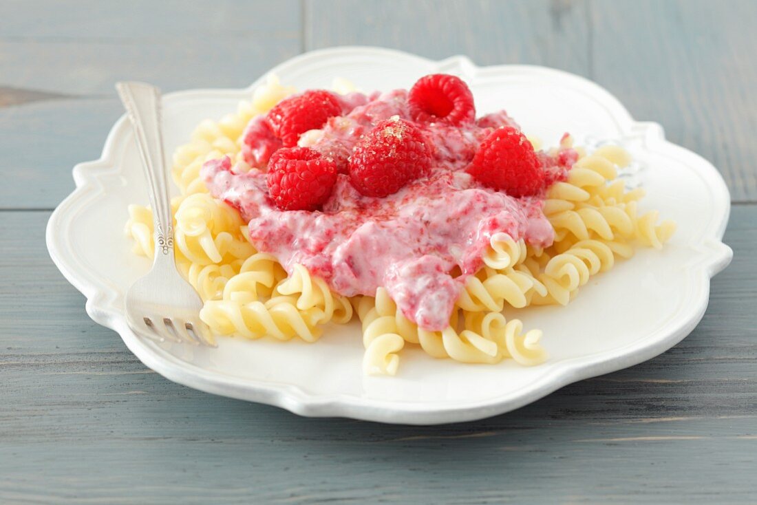 Fusilli mit Beerenjoghurt und Himbeeren