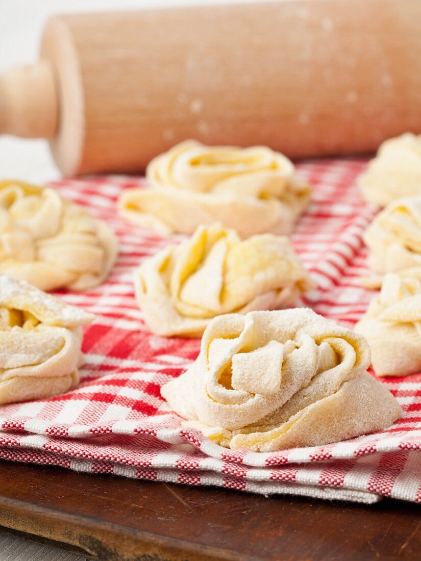 Handgemachte Tagliatellenester aus Hartweizengriess