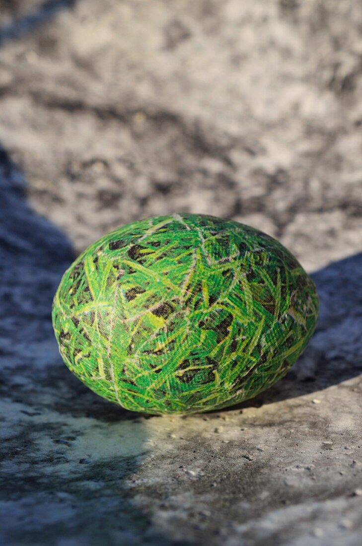 Gestaltetes Ei auf Steinuntergrund