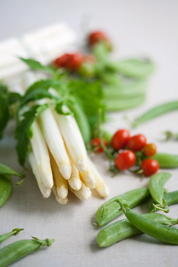 White asparagus, pea pods and cocktail tomatoes