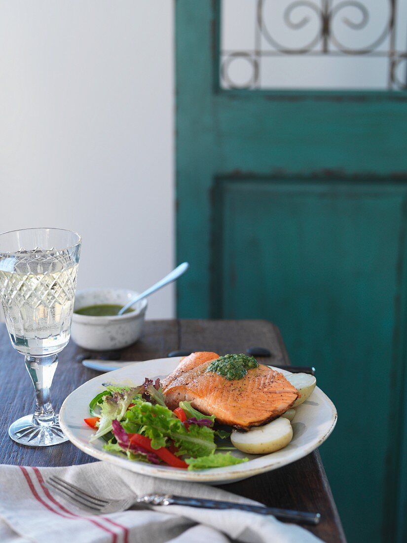 Gebratener Lachs mit Kräutersauce und Salat