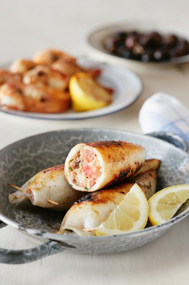 Gegrillte Tintenfischtuben mit Feta gefüllt