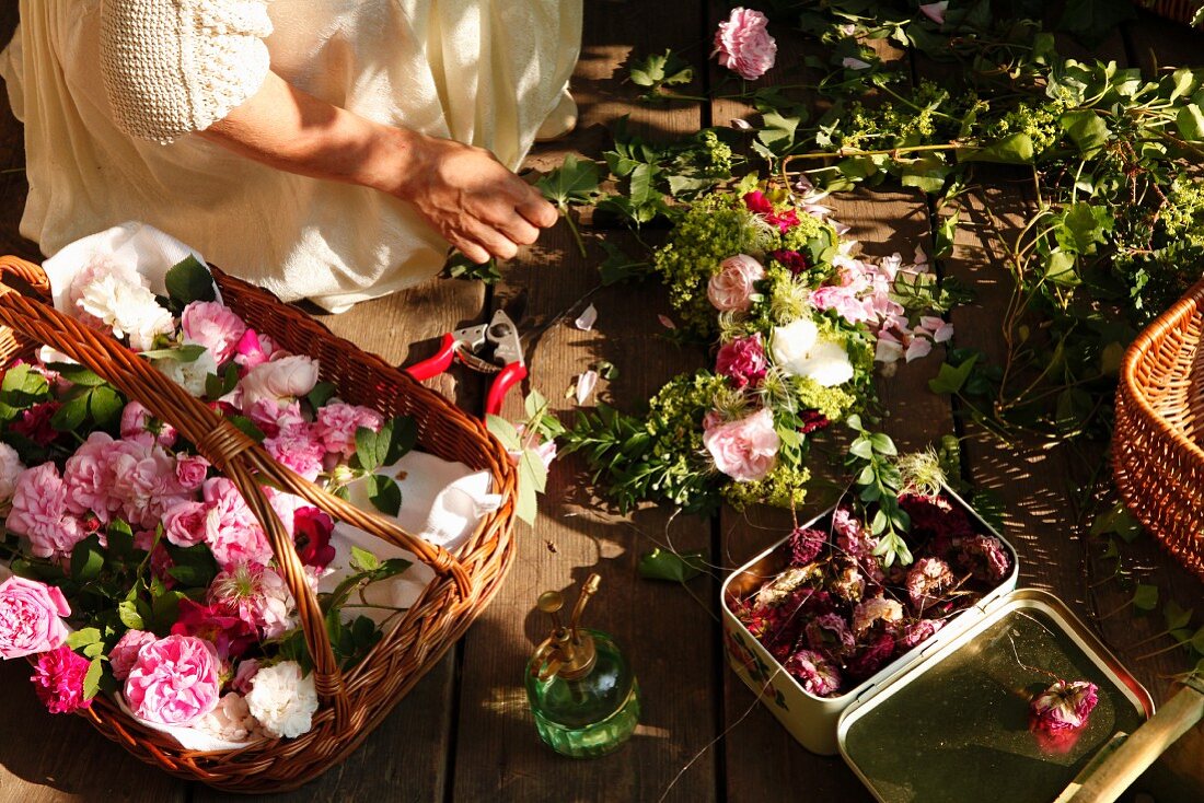 Blumenkranz binden auf Gartentisch