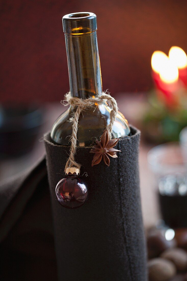Glühwein in einer Flasche mit weihnachtlicher Dekoration
