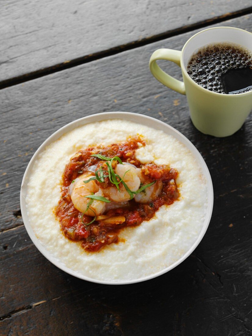 Grits (Griesbrei) mit Shrimps und Tomatensauce (USA)