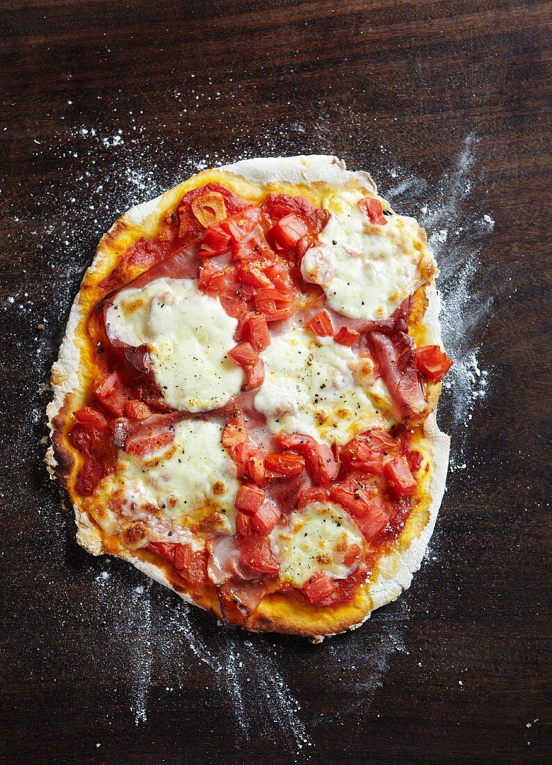 Pizza mit Prosciutto und Mozzarella