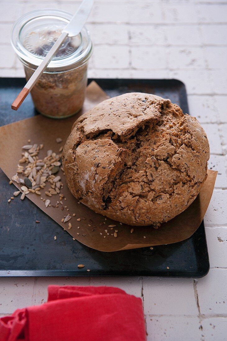 Dinkelbrot auf dem Backblech