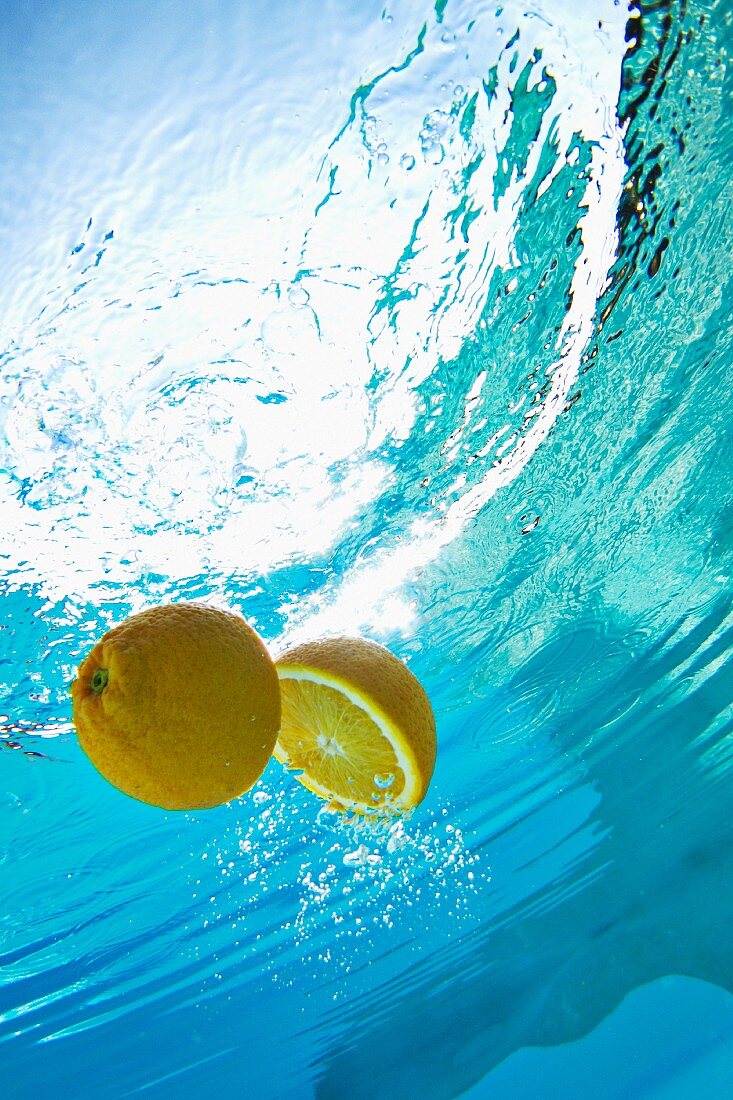 Zitronen fallen in Swimmingpool