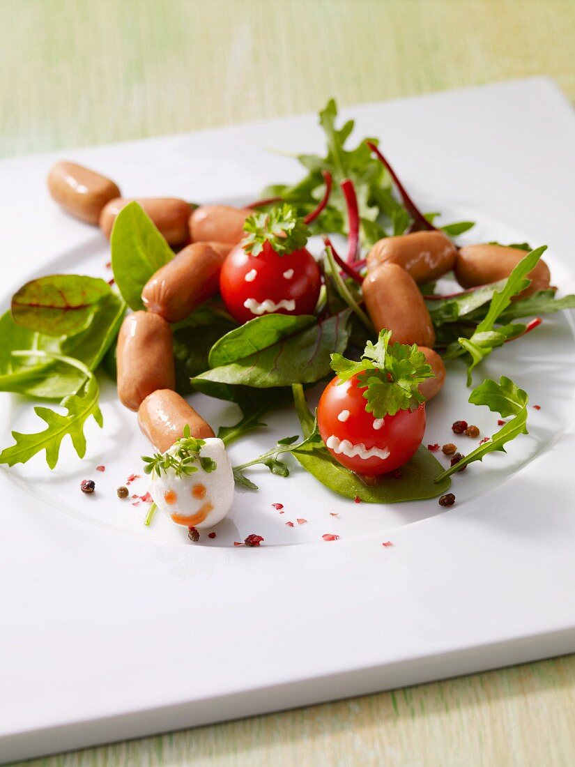 Würstchen mit Tomaten auf Salat