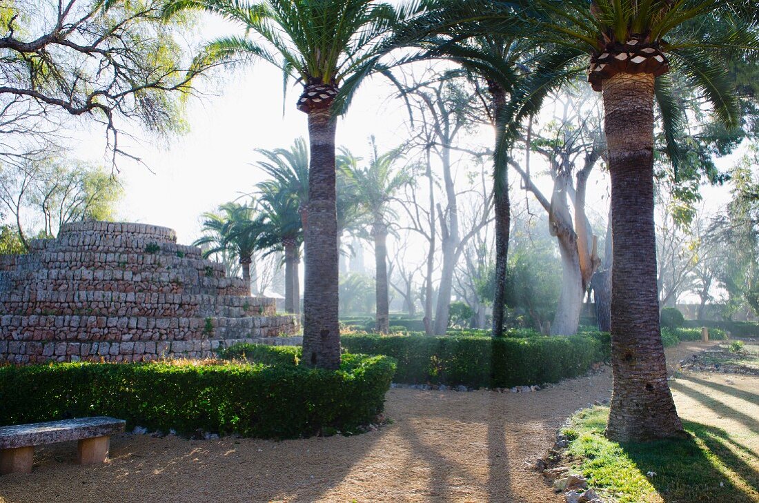 Künstlerisches Treppenobjekt in mediterranem Palmengarten