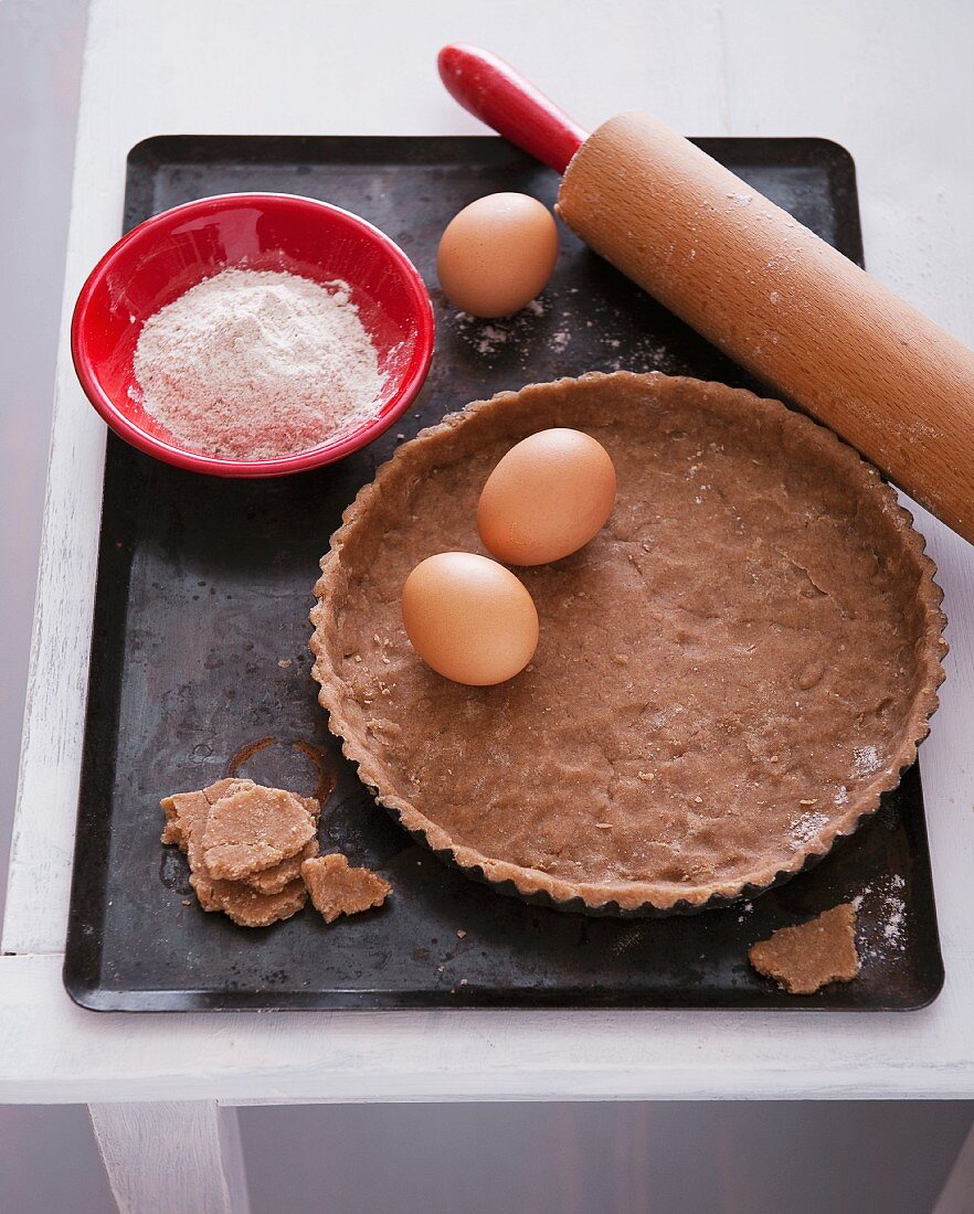 Pieteig mit Zutaten und Nudelholz