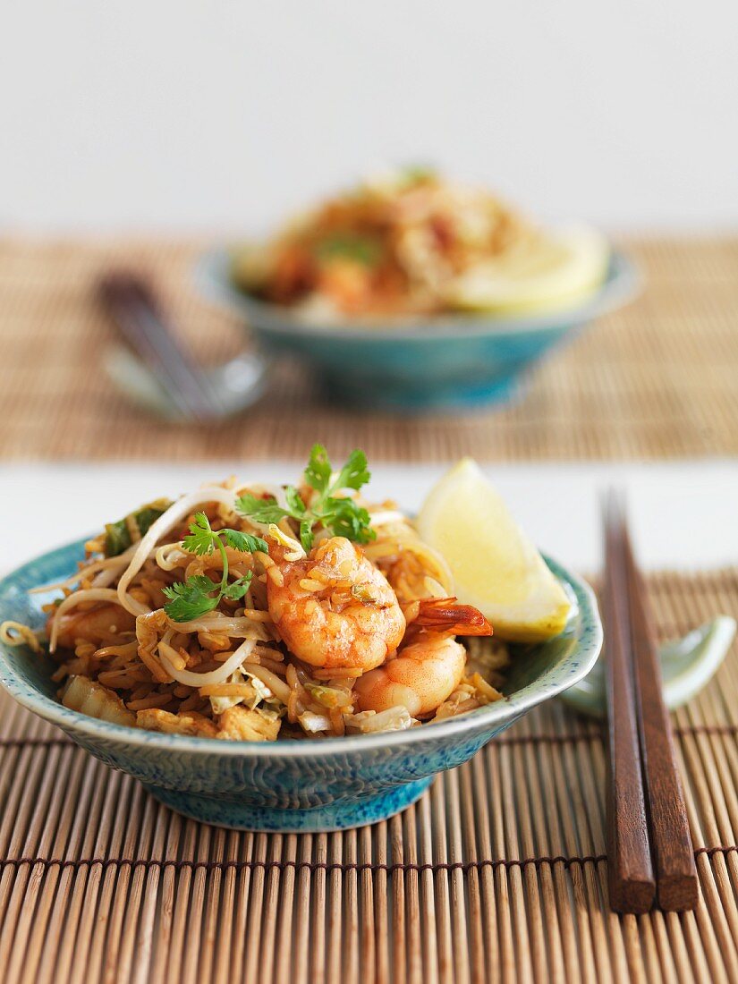 Fried rice with prawns and bean sprouts (Indonesia)
