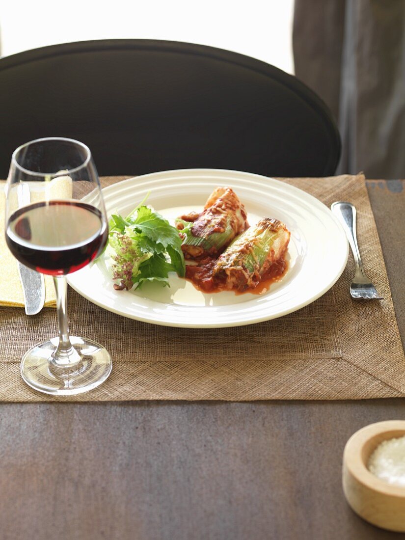 Lauchröllchen mit einem Glas Rotwein