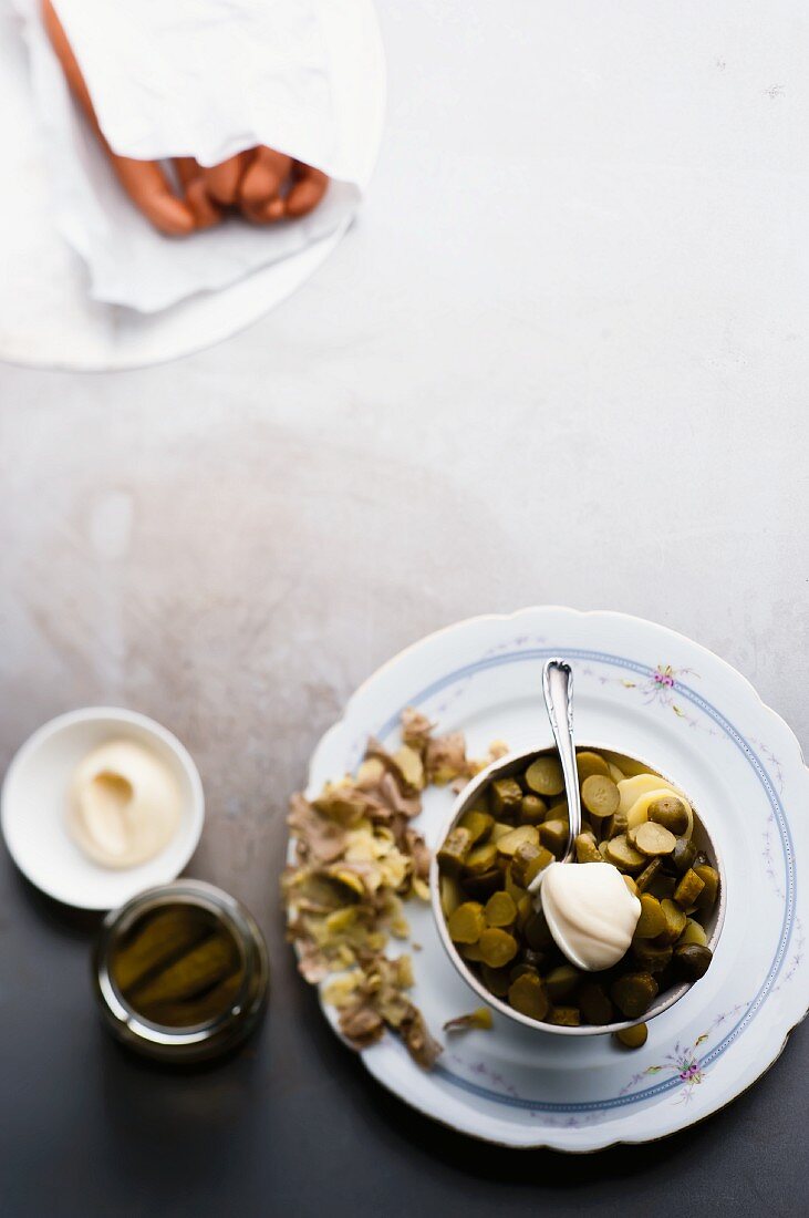 Kartoffelsalat mit sauren Gurken & Wiener Würstchen in Papier