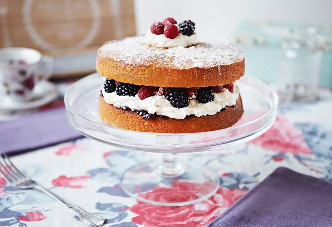 Biskuitkuchen mit Beeren, Sahne und Puderzucker