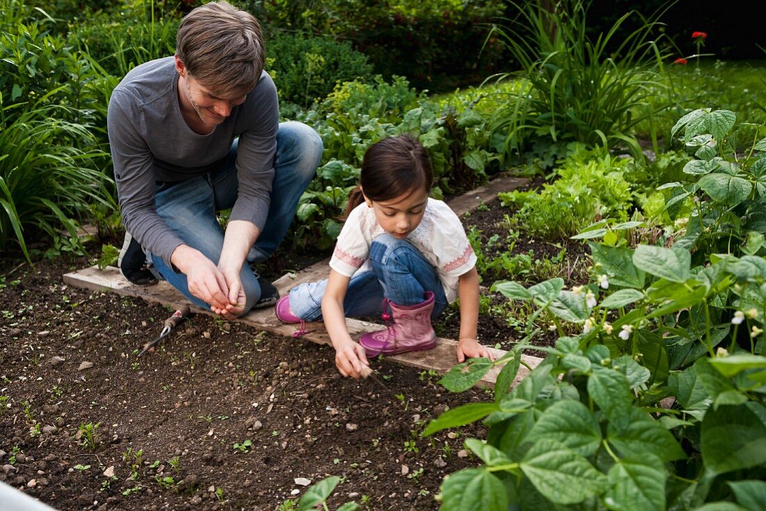 Vater und Tochter bei der Gartenarbeit