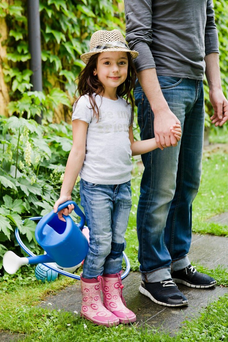 Vater und Tochter im Garten