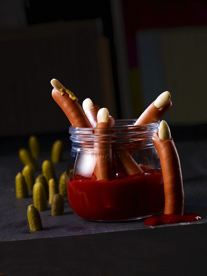 Würstchen mit Mandel-Nagel und Ketchup-Blut