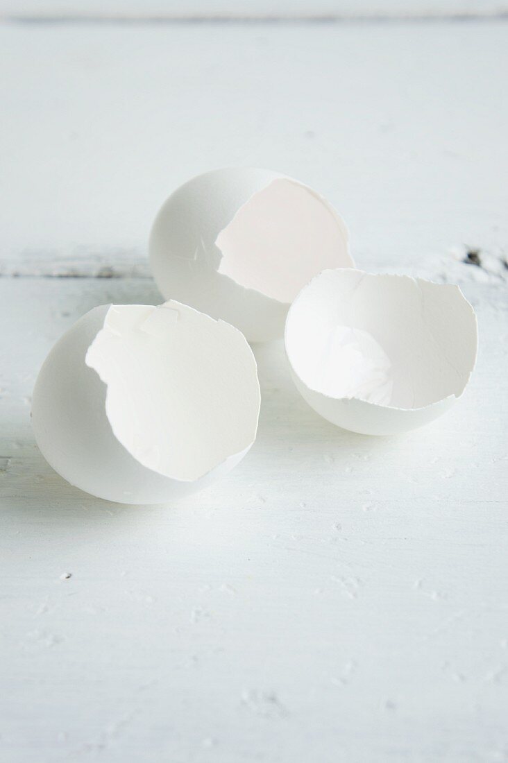 Leere weiße Eierschalen