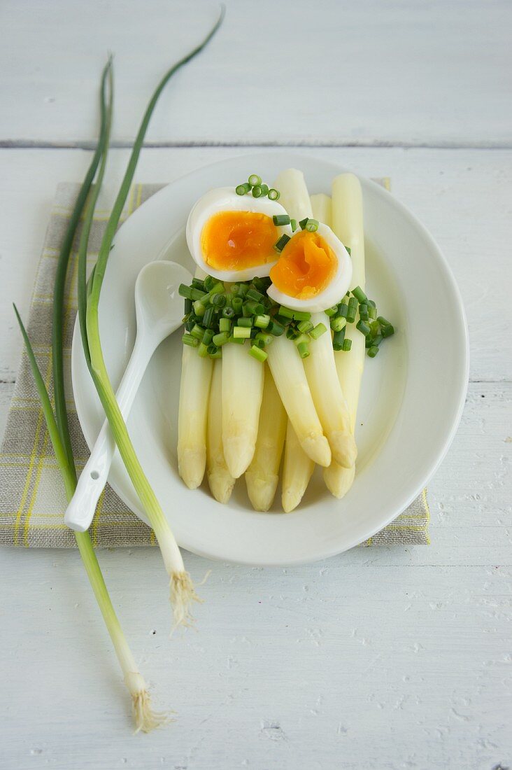 Weisser Spargel mit gekochtem Ei & Frühlingszwiebelringen