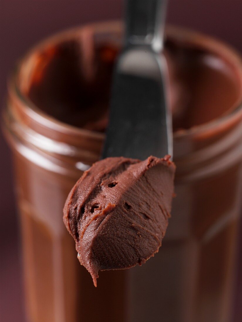 Schokoladen-Brotaufstrich im Glas & auf Messer