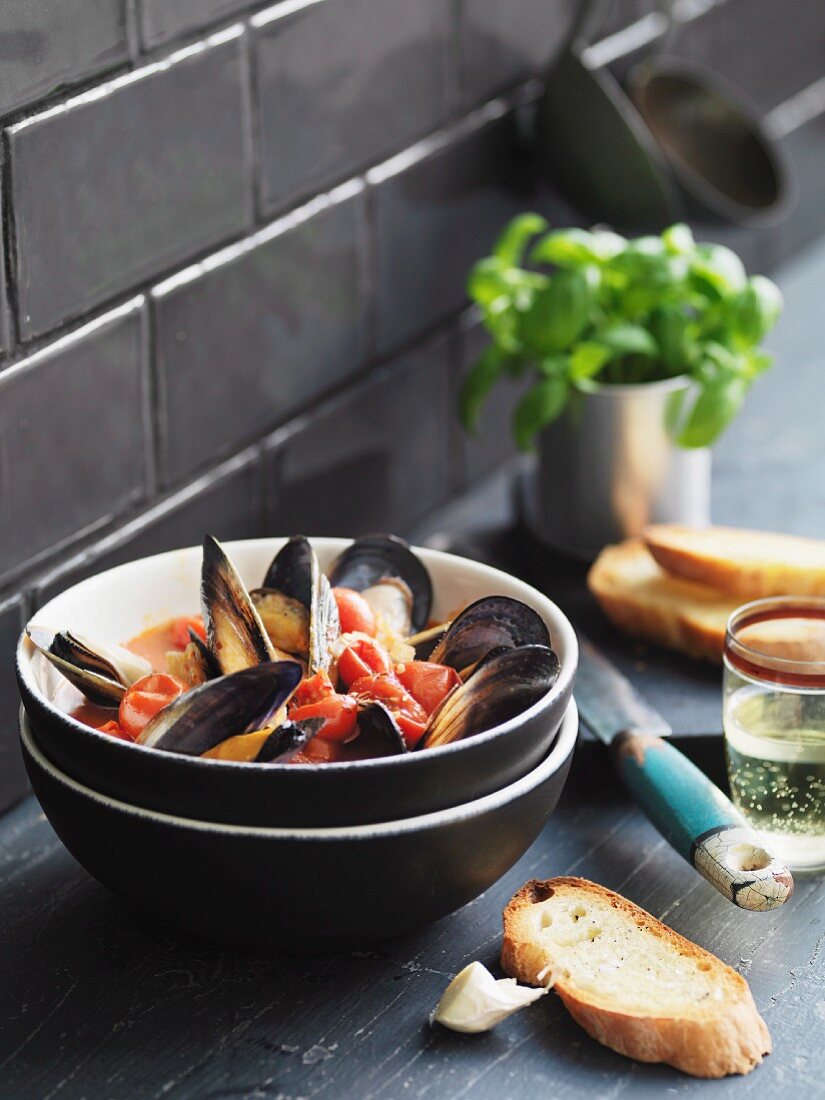 Zuppa di cozze (Muschelsuppe mit Knoblauchbrot, Italien)