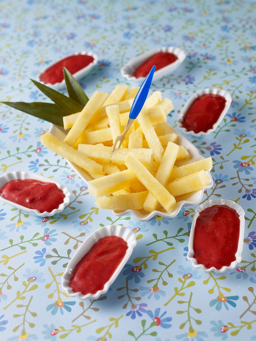 Pineapple fritters with strawberry sauce