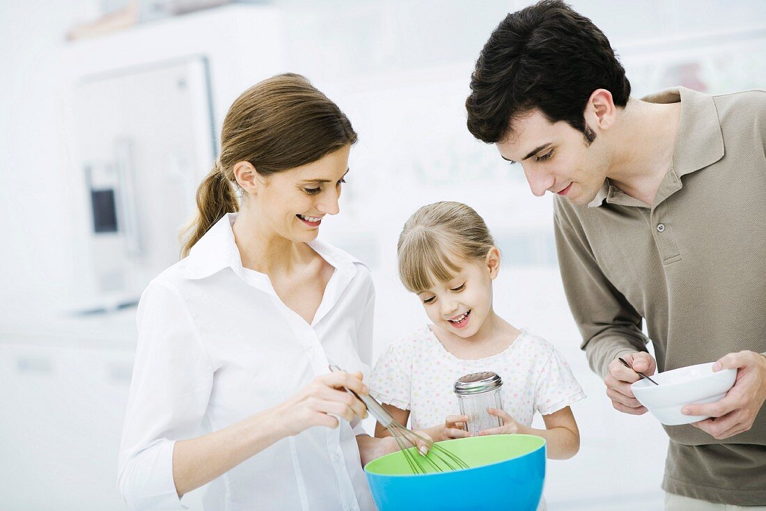 Familie beim Kochen