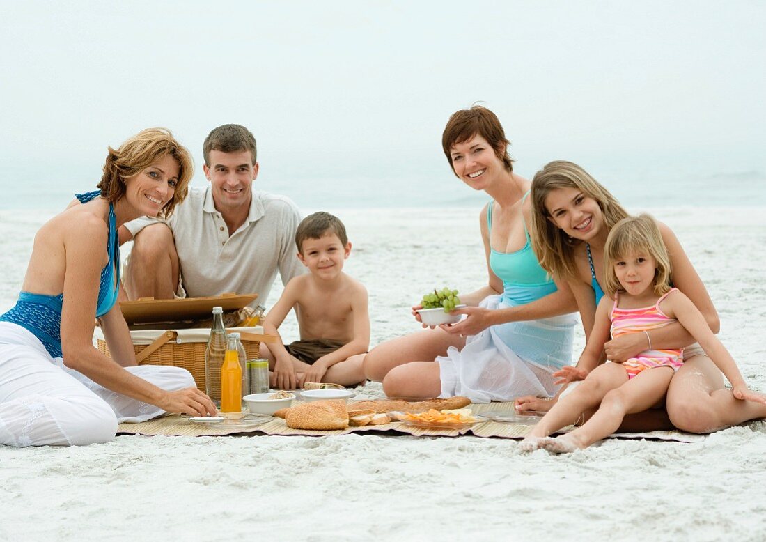 Familien beim Strandpicknick