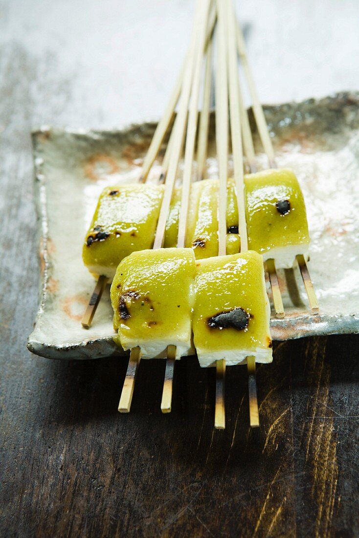 Gegrillte Tofuspiesse mit Miso und Sansho (Japan)