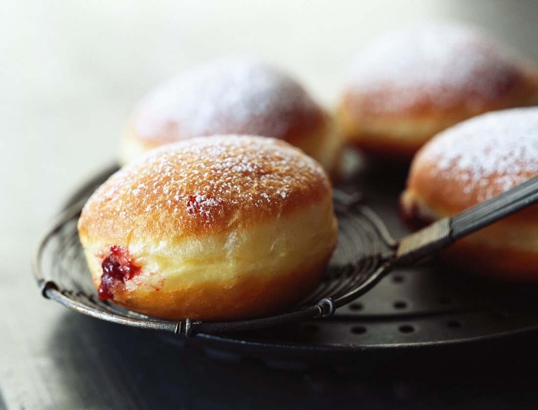 Krapfen mit Puderzucker und Marmelade