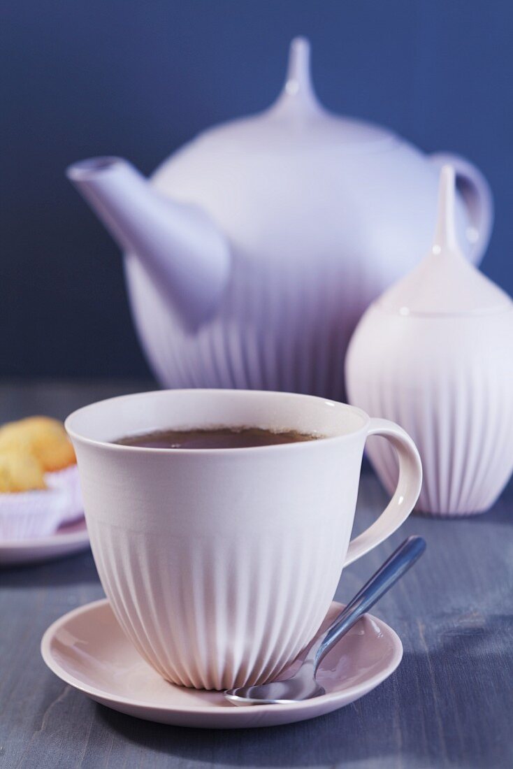 Teetasse mit Teekanne und Zuckerdose