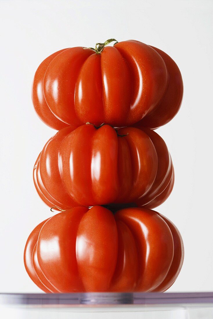 Drei gestapelte Heirloom Tomaten