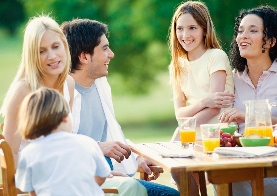 Familie beim Frühstück im Garten