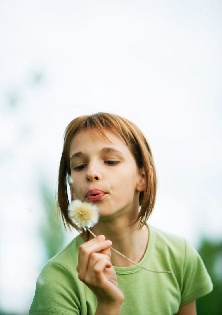 Mädchen mit einer Pusteblume