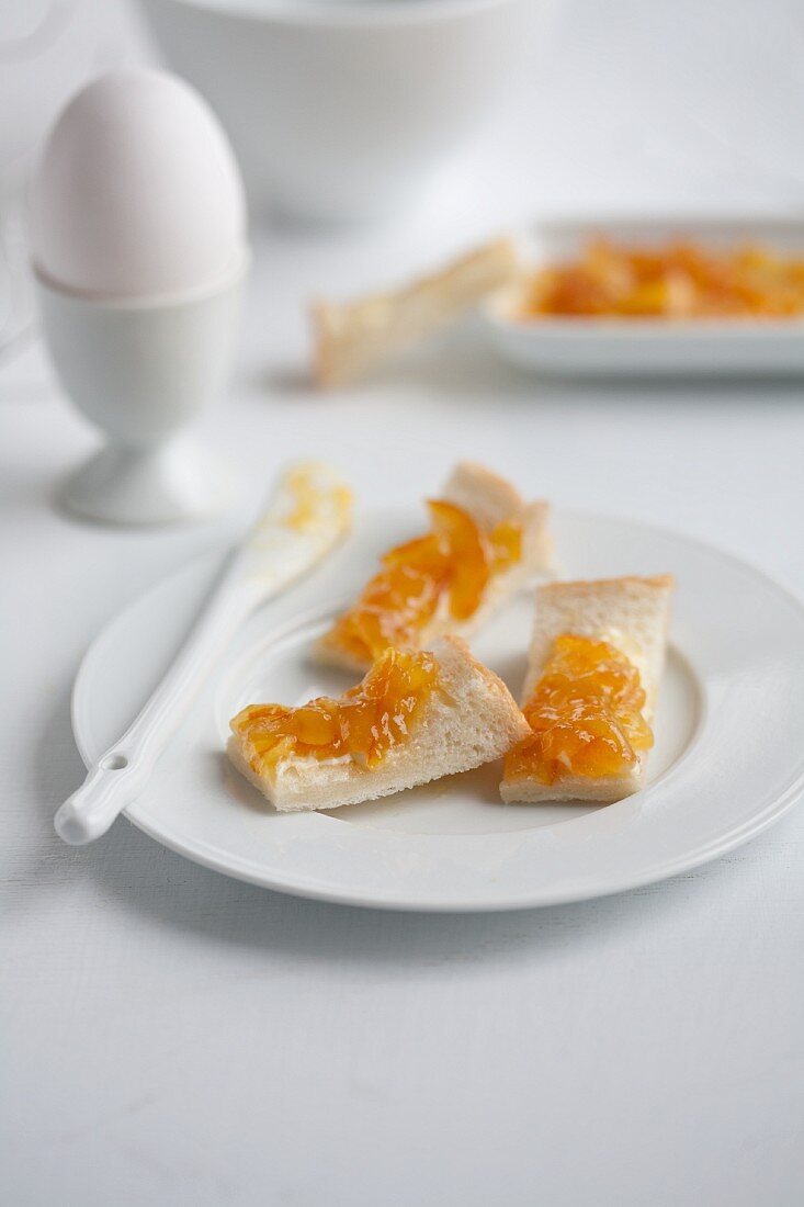 Toast mit Butter und Orangenmarmelade