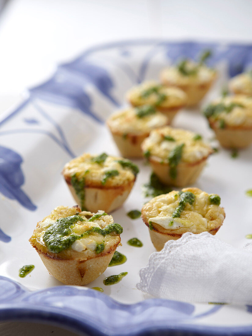 Mini quiches with spinach, sheep's cheese and rocket pesto