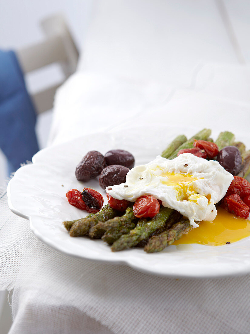 Oven-grilled vegetables with poached egg