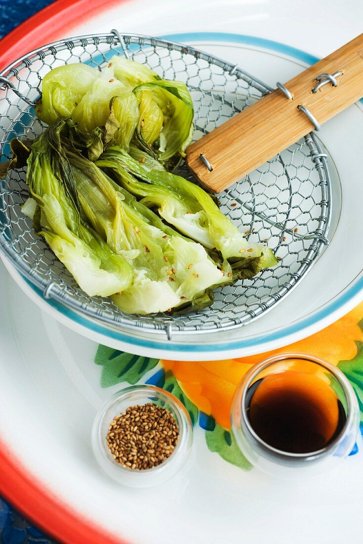 Gedämpfter Pak Choi, Sesam und Sojasauce