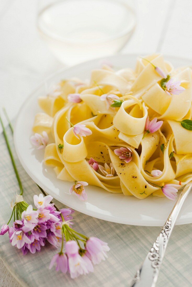 Tagliatelle with garlic and lemons