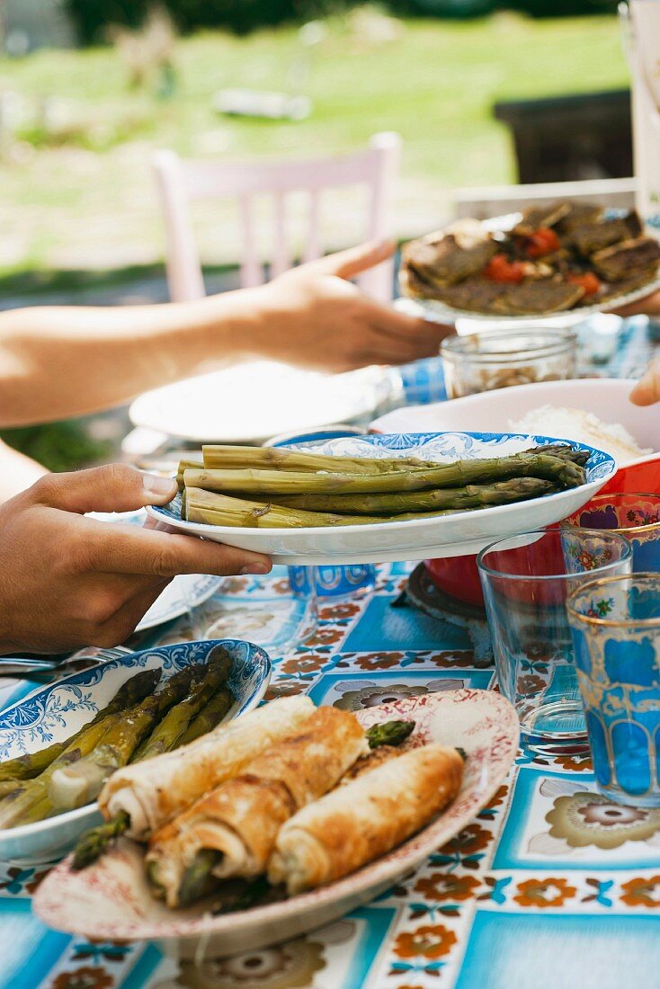 Gedeckter Tisch im Garten