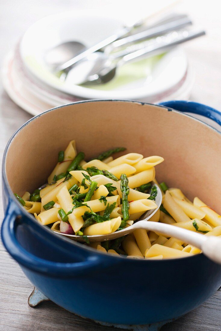 Penne with asparagus and saffron in a pot