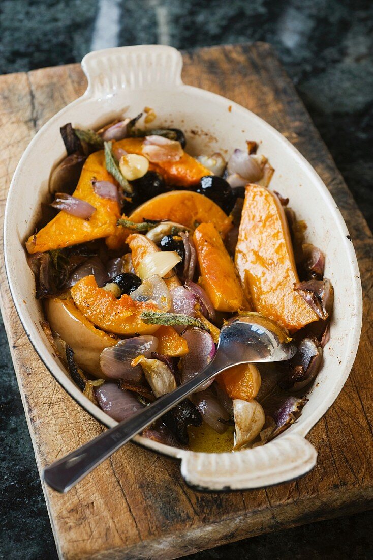 Butternusskürbis-Confit mit schwarzen Oliven und Salbei